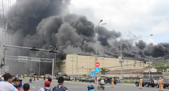 Massive fire destroys down factory in Can Tho