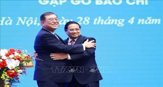 Vietnamese, Japanese PMs conduct productive talks in Hanoi